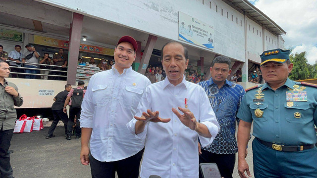 Presiden Jokowi meninjau Pasar Suka Ramai, Kota Medan, pada Sabtu (19/8). Foto: Tri Vosa/kumparan