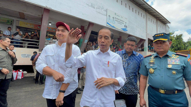 Presiden Jokowi meninjau Pasar Suka Ramai, Kota Medan, pada Sabtu (19/8). Foto: Tri Vosa/kumparan