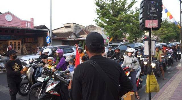 Salah seorang pengamen di Yogya, Bara, sedang bernyanyi di salah satu perempatan di Yogya. Foto: Arif UT/Pandangan Jogja