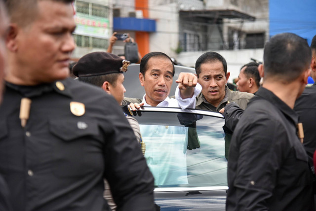 Presiden Jokowi (tengah) menyapa warga saat meninjau harga kebutuhan pokok di Pasar Sukaramai, Medan, Sumatera Utara, Sabtu (19/8/2023). Foto: Fransisco Carolio/ANTARA FOTO
