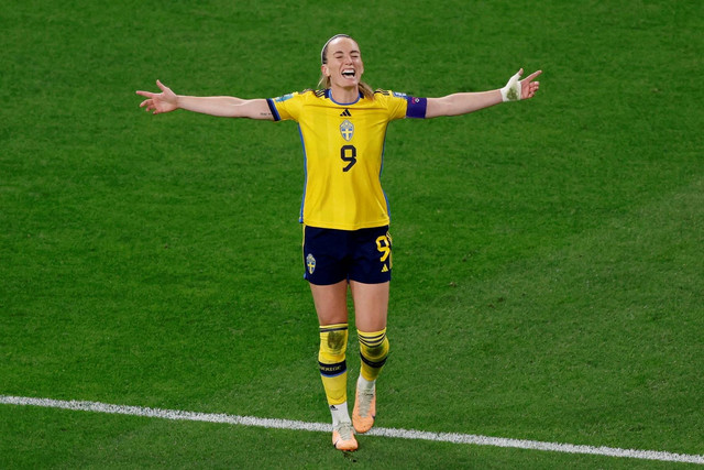 Pemain Swedia Kosovare Asllani merayakan gol kedua mereka saat hadapi Australia pada pertandingan Piala Dunia Wanita 2023 di Stadion Brisbane, Brisbane, Australia, Sabtu (19/8/2023). Foto: Amanda Perobelli/REUTERS