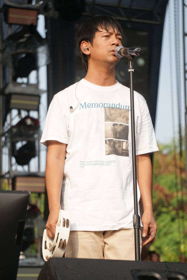 Vokalis D'Masiv, Rian Ekky Pradipta, saat tampil di panggung Soundsfest 2023, Bekasi, Jawa Barat, Minggu (19/8/2023). Foto: Iqbal Firdaus/kumparan
