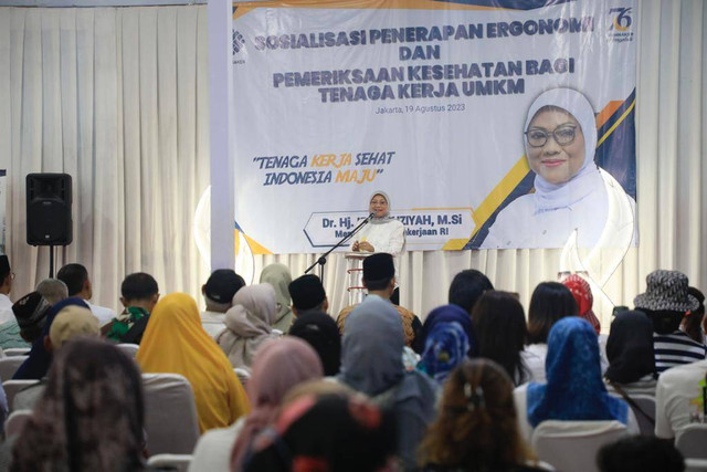 Menaker Ida Fauziyah menghadiri acara Sosialisasi Penerapan Ergonomi dan Pemeriksaan Kesehatan bagi Tenaga Kerja UMKM di Jakarta, pada Sabtu (19/8/2023). Foto: Dok. Kemnaker