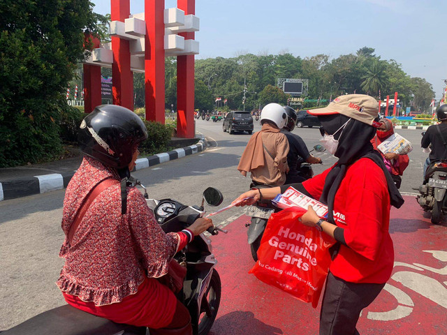 Astra Motor Kalbar membagikan masker kepada pengendara motor. Foto: Dok. Astra Motor Kalbar
