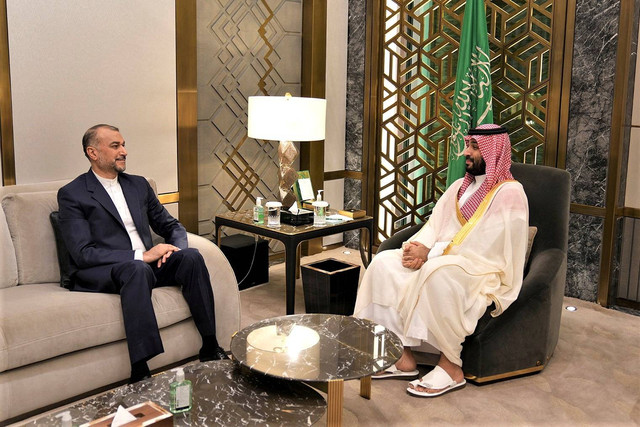 Putra Mahkota Saudi, Mohammed bin Salman bertemu dengan Menteri Luar Negeri Iran Hossein Amir-Abdollahian di Jeddah, Arab Saudi.  Foto: WANA/via REUTERS