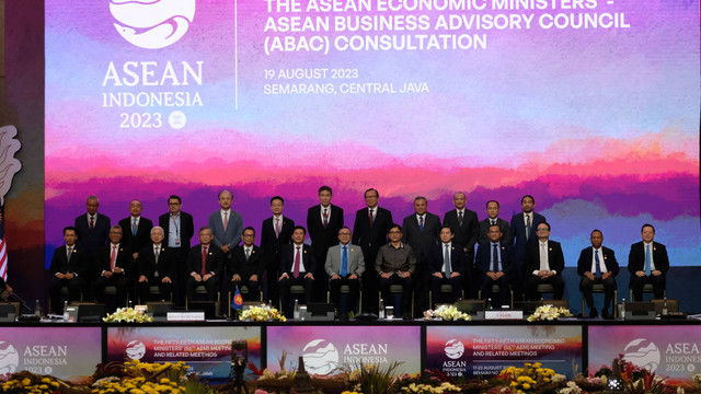 Mendag Zulkifli Hasan selaku AEM Chair, memimpin Pertemuan Konsultasi AEM dengan Dewan Penasehat Bisnis ASEAN (ASEAN-BAC) di Semarang, Jawa Tengah, Sabtu (19/8/2023). Foto: Kemendag RI