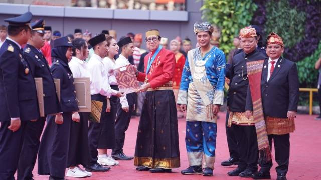 Menkumham RI, Yasonna H. Laoly didampingi Wamenkumham, Sekjen Kemenkumham, dan Dirjenpas menyerahkan SK Remisi Kepada Perwakilan Warga Binaan Pemasyarakatan.
