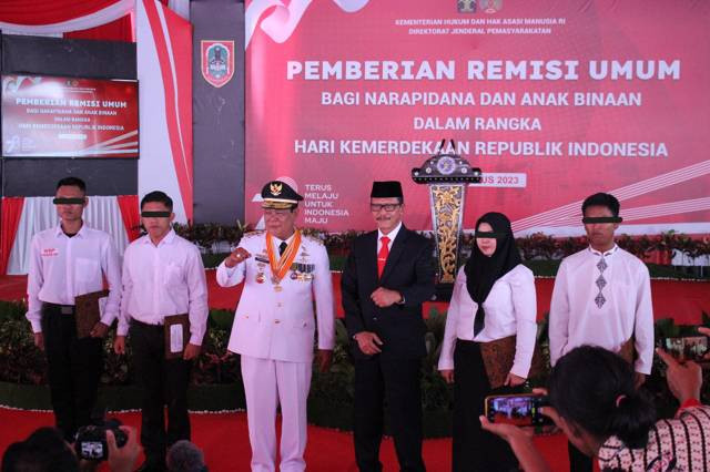 Gubernur Kalimantan Selatan, Sahbirin Noor atau Paman Birin didampingi Kakanwil Kemenkumham Kalsel, Faisol Ali saat menyerahkan SK Remisi Umum secara simbolis kepada Perwakilan Warga Binaan di Lapas Kelas IIB Banjarbaru.