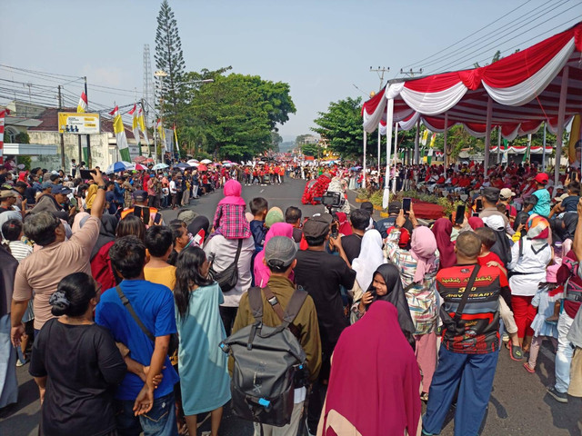 Pawai mobil hias dan kirab marching band di Bandar Lampung dalam rangka perayaan HUT ke-78 RI berlangsung meriah dan dihadiri ribuan masyarakat. | Foto: Galih Prihantoro/ Lampung Geh