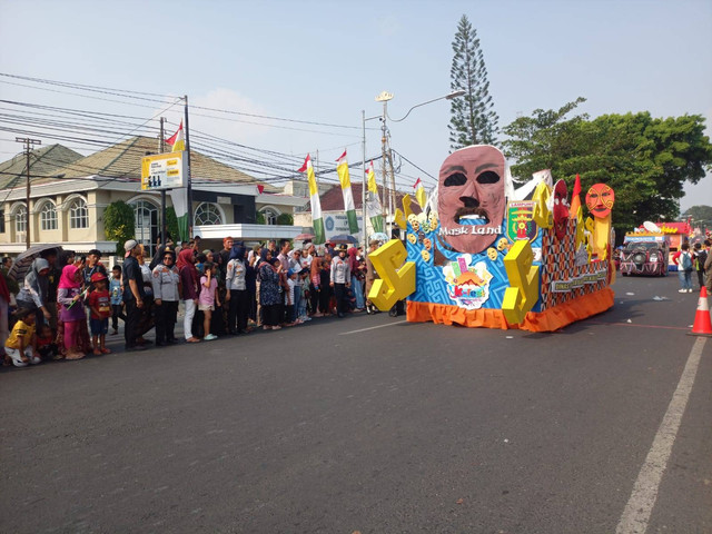Salah satu kendaraan hias melintas di hadapan masyarakat. | Foto : Galih Prihantoro/ Lampung Geh