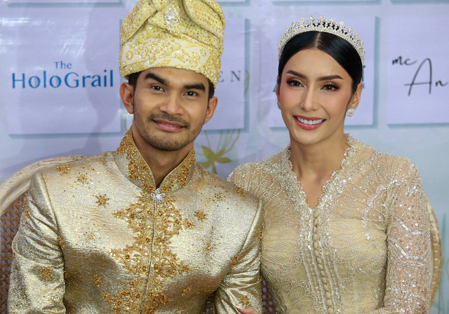 Pasangan artis Tyas Mirasih dan Tengku Tezi saat konferensi pers terkait usai akad nikah di The Manor Andara, Cinere, Jawa Barat, Minggu, (20/8/2023). Foto: Agus Apriyanto