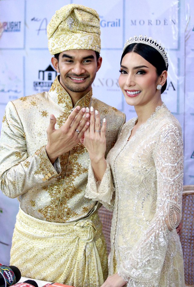 Pasangan artis Tyas Mirasih dan Tengku Tezi saat konferensi pers terkait usai akad nikah di The Manor Andara, Cinere, Jawa Barat, Minggu, (20/8/2023). Foto: Agus Apriyanto
