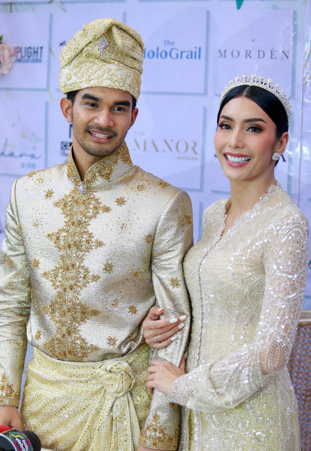 Pasangan artis Tyas Mirasih dan Tengku Tezi saat konferensi pers terkait usai akad nikah di The Manor Andara, Cinere, Jawa Barat, Minggu, (20/8/2023). Foto: Agus Apriyanto