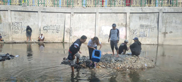 Anggota PSI bersama warga Jogja saat lomba mancing ikan dan bersih sungai. Foto: istimewa