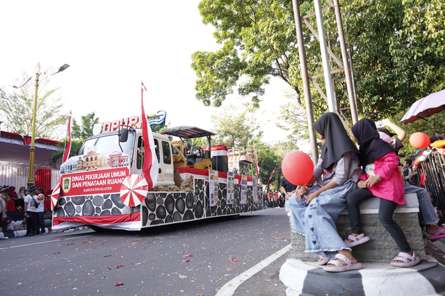 Pawai mobil hias dalam karnaval HUT ke-78 RI di Jalan Pemuda Klaten, Minggu (20/08/2023). Foto: Dok. Istimewa