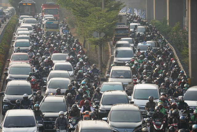 Suasana lalu lintas di kawasan MT Haryono saat penerapan work from home (WFH) 50 persen untuk ASN Jakarta diterapkan, Senin (21/8). Foto: Iqbal Firdaus/kumparan