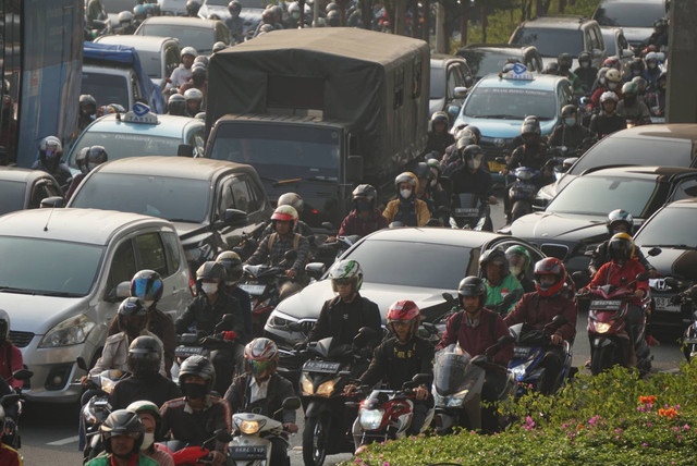 Suasana lalu lintas di kawasan MT Haryono saat penerapan work from home (WFH) 50 persen untuk ASN Jakarta diterapkan, Senin (21/8). Foto: Iqbal Firdaus/kumparan