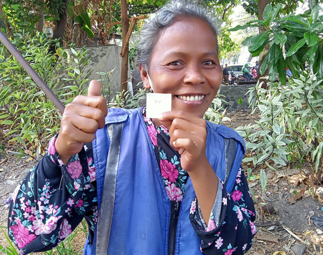Sumi'ah, penjual koran di Surabaya. Foto: Masruroh/Basra