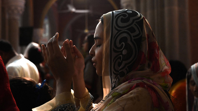 Seorang wanita Kristen menghadiri Kebaktian Minggu di Pakistan Foto: Arif Ali / AFP