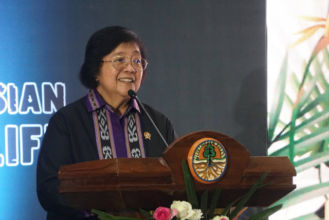Menteri Lingkungan Hidup dan Kehutanan Republik Indonesia, Siti Nurbaya Bakar menghadiri acara Forum Group Discussion Penemuan Spesies Baru Tumbuhan dan Satwa Liar di Kementerian LHK, Jakarta, Senin (21/8). Foto: Iqbal Firdaus/kumparan