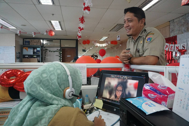 Aparatur Sipil Negara (ASN) Pemprov DKI Jakarta bekerja di ruangan saat peraturan Work From Home (WFH) 50 persen diberlakukan di Kantor BKD Pemprov DKI Jakarta, Senin (20/8). Foto: Iqbal Firdaus/kumparan