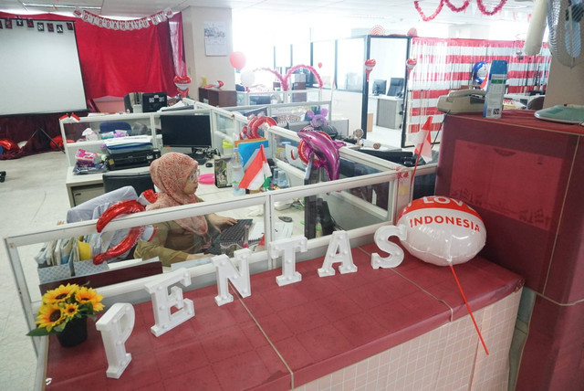 Aparatur Sipil Negara (ASN) Pemprov DKI Jakarta bekerja di ruangan saat peraturan Work From Home (WFH) 50 persen diberlakukan di Kantor BKD Pemprov DKI Jakarta, Senin (20/8). Foto: Iqbal Firdaus/kumparan