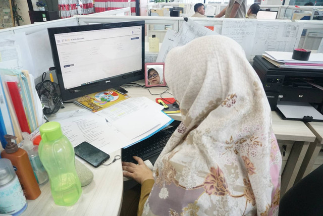 Aparatur Sipil Negara (ASN) Pemprov DKI Jakarta bekerja di ruangan saat peraturan Work From Home (WFH) 50 persen diberlakukan di Kantor BKD Pemprov DKI Jakarta, Senin (20/8). Foto: Iqbal Firdaus/kumparan
