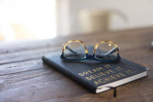 Ilustrasi kata-kata Tere Liye, sumber foto: unsplash.com/carolyn christine