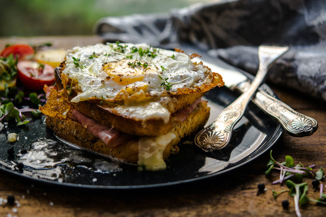 ilustrasi Cara Membuat Roti Goreng dari Roti Tawar. Unsplash/Jonathan