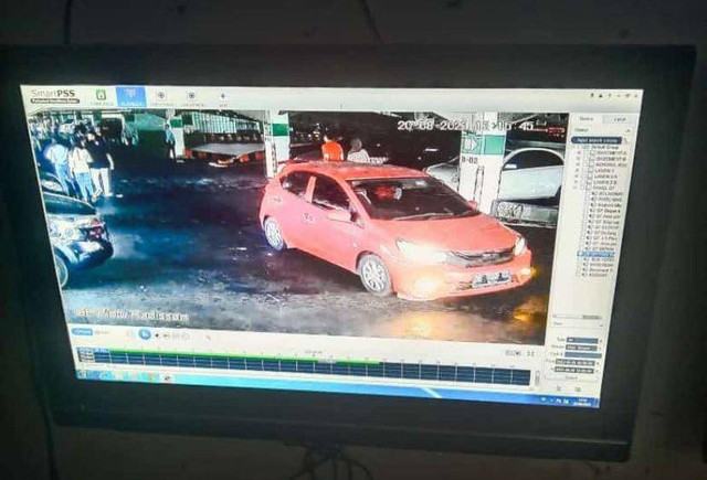 Mobil brio merah BE 1682 GG terekam kamera cctv saat keluar dari parkiran. | Foto: Istimewa