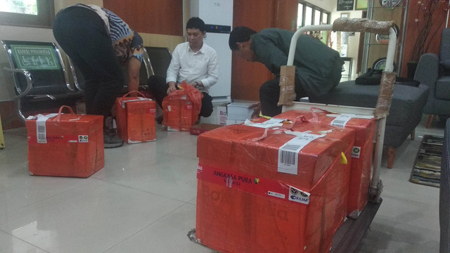 KPK melimpahkan berkas 7 orang mantan anggota DPRD Provinsi Jambi ke Pengadilan/Yovy Hasendra