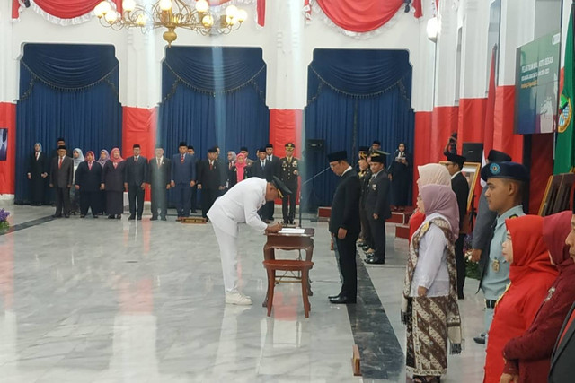 Pelantikan Wali Kota Bekasi, Tri Adhianto Tjahyono, di Gedung Sate, Kota Bandung. Foto: Dok. Istimewa