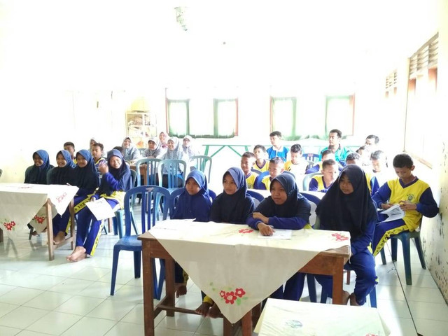Peserta pengabdian terdiri dari guru dan siswa MIM (Sumber: Dokumentasi Pribadi)