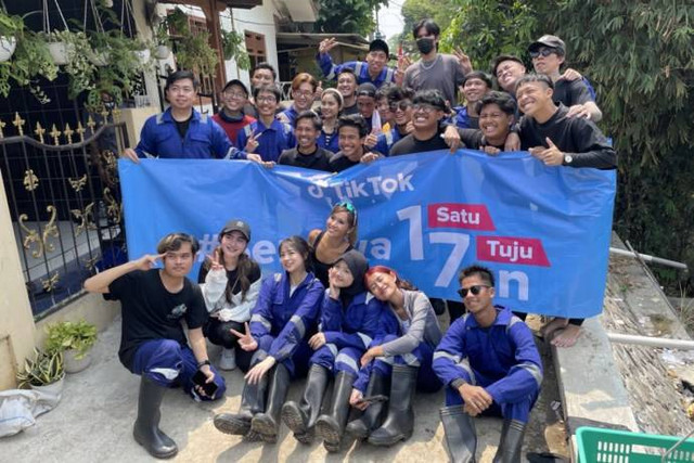 Sebanyak 25 kreator TikTok dan warga lokal di Sungai Kalibaru, Pabuaran, Kabupaten Bogor, mengikuti kegiatan melestarikan lingkungan bersama kreator Pandawara Group sebagai Pejuang Hijau di kampanye TikTok #Serunya17an. Foto: TikTok