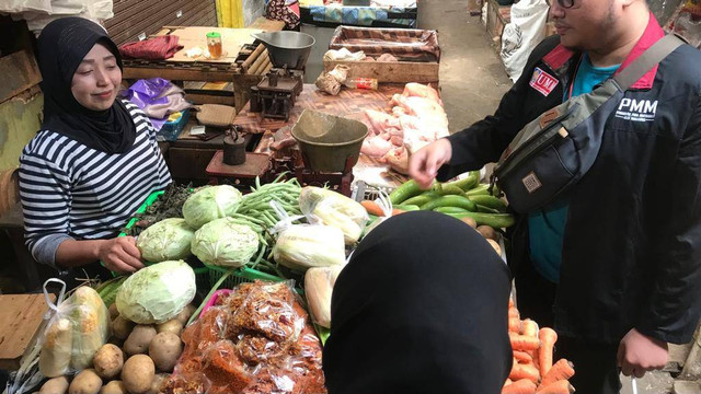 Membeli bahan-bahan untuk cemilan jasuke