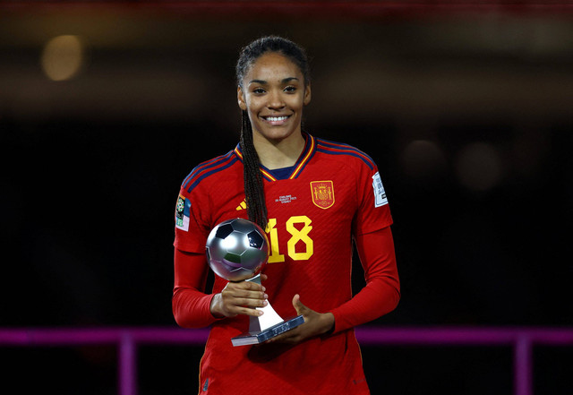 Pemain Spanyol Salma Paralluelo meraih penghargaan Pemain Muda Terbaik FIFA saat melawan Inggris di Stadion Australia, Sydney, Australia. Foto: Hannah McKay/Reuters