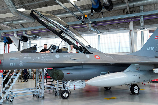Presiden Ukraina Volodymyr Zelenskiy dan Perdana Menteri Denmark Mette Frederiksen duduk di jet tempur F-16 di Pangkalan Udara Skrydstrup di Vojens, Denmark. Foto: Ritzau Scanpix/Mads Claus Rasmussen via REUTERS
