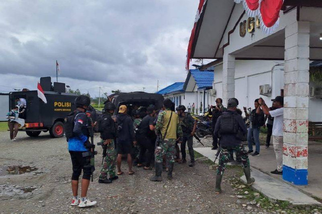 Anggota Marinir meninggal akibat luka tembak saat kontak dengan KKB di Dekai, Senin (21/8/2023). Foto: Antara