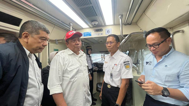 Wamen BUMN Kartika Wirjoatmodjo, Dirut KAI Didiek Hartantyo, dan Dirut Adhi Karya Entus Asnawi Mukhson menjajal LRT Jabodebek, Senin (21/8/2023). Foto: Fariza Rizky Ananda/kumparan