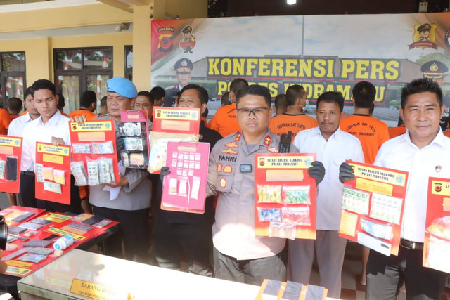 Kapolres Indramayu, AKBP M. Fahri Siregar beserta jajarannya menunjukkan barang bukti kasus narkoba. Foto : Istimewa