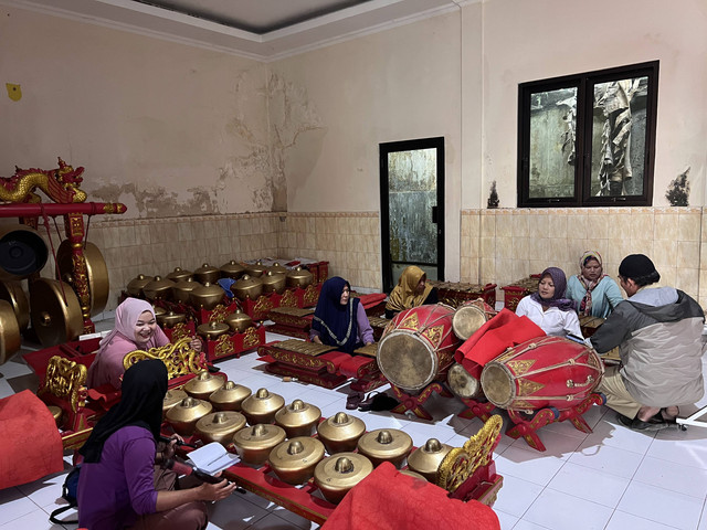 Warga sedang berlatih Gendingan. Sumber : Penulis