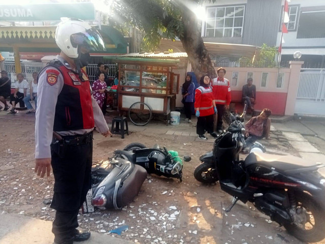 Truk tabrak pengendara motor yang lawan arah di Jl Lenteng Agung arah Depok, Jaksel. Foto: Dok. Istimewa