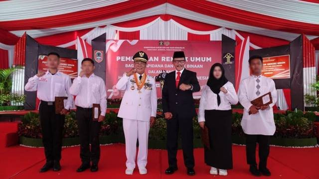 Gubernur Kalimantan Selatan, Paman Birin didampingi Kakanwil Kemenkumham Kalsel, Faisol Ali menyerahak SK Remisi Umum Kepada Perwakilan Warga Binaan yang berlangsung di Lapas Kelas IIB Banjarbaru.