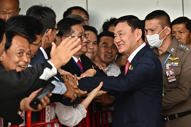 Mantan Perdana Menteri Thailand Thaksin Shinawatra tiba untuk menyambut para pendukungnya setelah mendarat di bandara Don Mueang Bangkok pada 22 Agustus 2023. Foto: Lillian Suwanrumpha/AFP