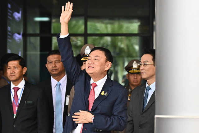 Mantan Perdana Menteri Thailand Thaksin Shinawatra tiba untuk menyambut para pendukungnya setelah mendarat di bandara Don Mueang Bangkok pada 22 Agustus 2023. Foto: Lillian Suwanrumpha/AFP
