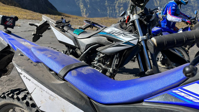 Yamaha WR 155 R pakai lowering kit dan low down seat. Foto: Aditya Pratama Niagara/kumparan