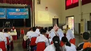 Pembicara 1 (Dr. Rini Fidiyani, SH., M.Hum) Memberikan Materi tentang Upaya Peningkatan Penguatan Citra Perempuan Via Teknologi Digital Berbasis Keadilan Gender. Sumber: dokumen pribadi