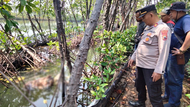 Polisi mengevakuasi jenazah bocah perempuan berseragam di aliran sungai area tambak Desa Blendung, Kecamatan Ulujami, Kabupaten Pemalang, Selasa (22/8/2023). Foto: Dok. Istimewa