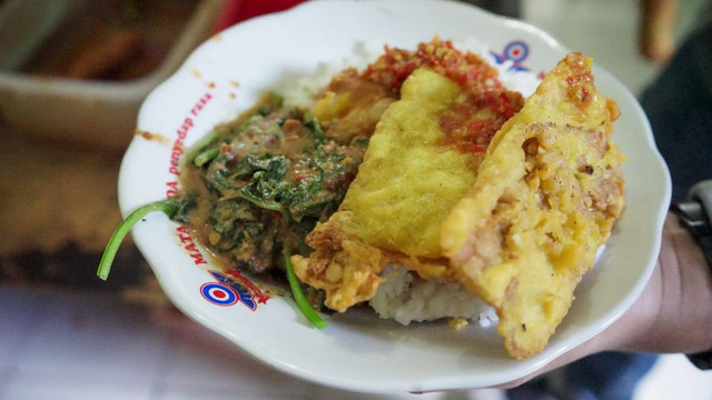 Harga satu porsi nasi pecel dan dua tempe goreng di Warung Makan Santai hanya Rp 5 ribu. Foto: Widi RH Pradana/Pandangan Jogja