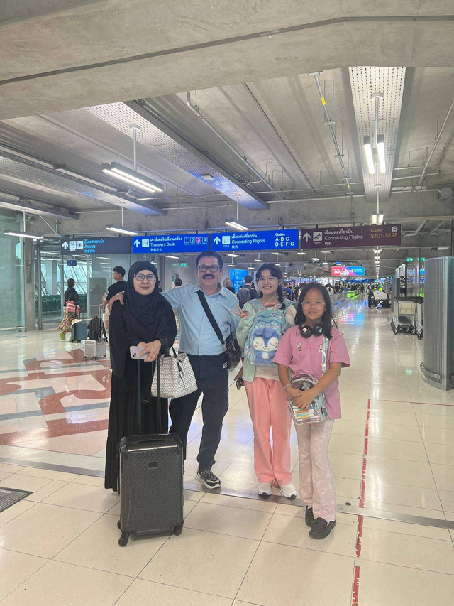 Mengawal cucu ke Bangkok, Thailand. Foto: Dokumentasi Pribadi